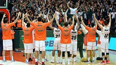 Basketbalisté a fandové Banvitu Bandirma slaví výhru nad Nymburkem.