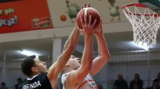 Petr Benda (vlevo) z Nymburku se snaží zablokovat Damiana Kuliga z Banvitu. Petr Benda (vlevo) z Nymburku se snaží zablokovat Damiana Kuliga z Banvitu.