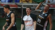 Nymburtí basketbalisté Petr Benda, Pavel Pumprla a Diamon Simpson (zleva) na...