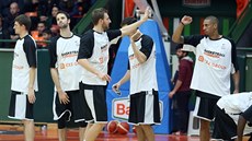 Nymburtí basketbalisté nastupují k utkání v turecké Bandirm proti tamnímu...