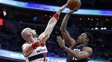 Washingtonský pivot Marcin Gortat (vlevo) se pokouí zablokovat DeMara DeRozana...