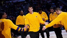 Chorvatský pivot Ivica Zubac (uprostřed) nastupuje k utkání svých LA Lakers. Chorvatský pivot Ivica Zubac (uprostřed) nastupuje k utkání svých LA Lakers.