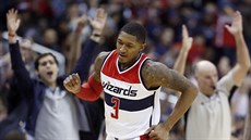 Bradley Beal z Washingtonu práv trefil trojku.