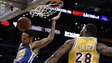 Shaun Livingston (34) z Golden State zasmeoval do koe LA Lakers, bránil ho...