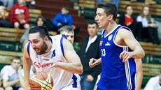 Pavel Novák (vlevo) z UP Olomouc uniká Janu Kozákovi z Basketbalu Olomouc. Pavel Novák (vlevo) z UP Olomouc uniká Janu Kozákovi z Basketbalu Olomouc.