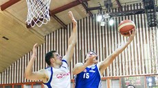 Eugeniu Scripcaru (v modrém) z Basketbalu Olomouc zakonuje na ko UP Olomouc.