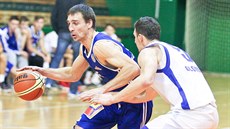 Eugeniu Scripcaru (v modrém) z Basketbalu Olomouc útoí na ko UP Olomouc....
