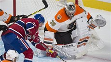 Philadelphský gólman Michal Neuvirth zasahuje proti Alexandru Radulovovi z...