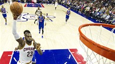 LeBron James z Clevelandu jde za smečí v duelu s Philadelphií. LeBron James z Clevelandu jde za smečí v duelu s Philadelphií.