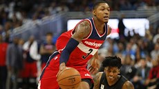 Bradley Beal z Washingtonu se hrne ke koi Orlanda, na palubovku poslal Elfrida...