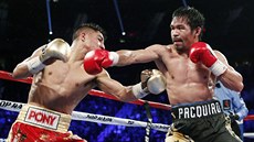 Jessie Vargas (vlevo) a Manny Pacquiao bojují o boxerský svtový titul.