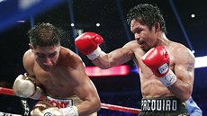 Jessie Vargas (vlevo) a Manny Pacquiao bojují o boxerský svtový titul.