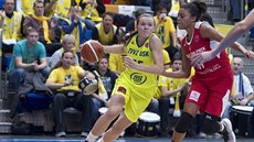Anete Šteinbergaová z USK Praha vede míč, stíhá ji Ziomara Morrisonová z Wisly... Anete Šteinbergaová z USK Praha vede míč, stíhá ji Ziomara Morrisonová z Wisly...