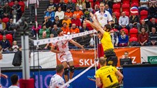 Volejbalista Karlovarska Ondřej Hudeček (vlevo ve výskoku) útočí. Volejbalista Karlovarska Ondřej Hudeček (vlevo ve výskoku) útočí.