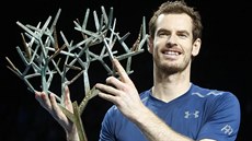 Britský tenista Andy Murray hrd pózuje s trofejí pro vítze turnaje v Paíi.