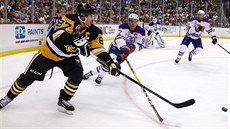 Sidney Crosby z Pittsburghu (s číslem 87) a Connor McDavid z Edmontonu bojují o... Sidney Crosby z Pittsburghu (s číslem 87) a Connor McDavid z Edmontonu bojují o...