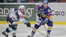 Plzeňský David Kvasnička (vlevo) a Petr Holík ze Zlína bojují o puk. Plzeňský David Kvasnička (vlevo) a Petr Holík ze Zlína bojují o puk.