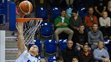 Dínský basketbalista Tomá Pomikálek smeuje.