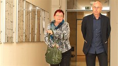 Hana Jeníčková a Jan Hašek před soudem. Hana Jeníčková a Jan Hašek před soudem.