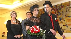 Kadeřnice a strojní zámečník se v pondělí vzali v halloweenských kostýmech. Kadeřnice a strojní zámečník se v pondělí vzali v halloweenských kostýmech.