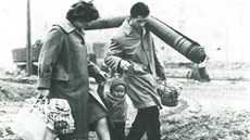 Patálii provázející občany po celou dobu mohutné výstavby: všudypřítomné bahno,... Patálii provázející občany po celou dobu mohutné výstavby: všudypřítomné bahno,...
