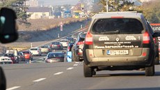 Podle starosty Velkých Hoštic doposud projíždělo obcí asi deset tisíc aut... Podle starosty Velkých Hoštic doposud projíždělo obcí asi deset tisíc aut...