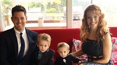 Michael Bublé, jeho manelka Luisana Lopilatová a jejich synové Noah a Elias...