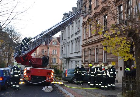 Hasii zachraovali v Karlových Varech enu z hoícího bytu.