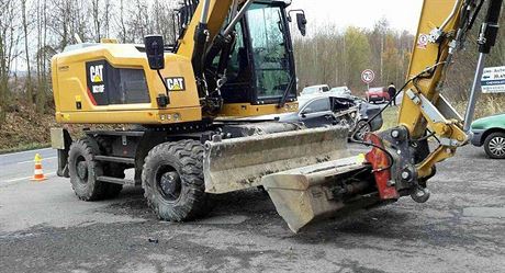 Nehoda osobního auta a bagru na Sokolovsku (12. listopadu 2016).