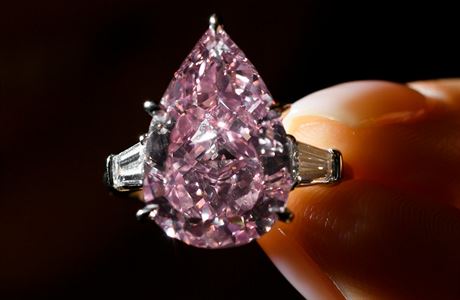 Rový diamant vsazený do prstenu má 9,14 karátu a patí do kategorie fancy...