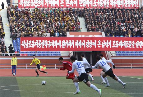 Fotbalov zpas mezi Severokorejci a Jihokorejci v Pchjongjangu (29. jna 2015)