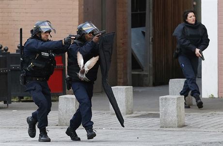 Rok pot. Na horn fotce jsou policist na pedmst Saint-Denis na severu...