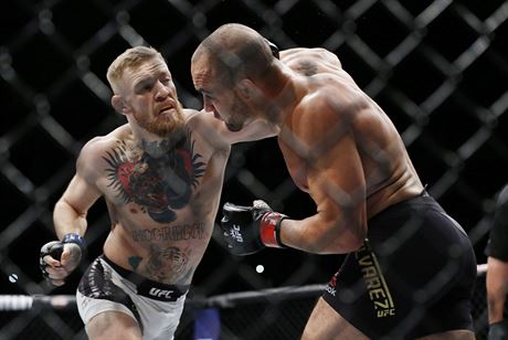 Irsk bojovnk Conor McGregor posl k zemi Eddieho Alvareze.