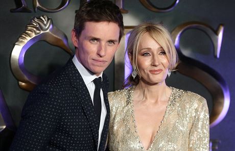 Herec Eddie Redmayne a spisovatelka J.K. Rowlingová na londýnské premiée filmu...