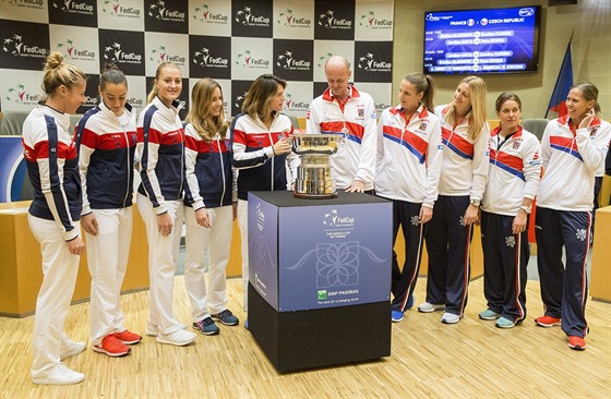 Francouzské (vlevo) a eské tenistky ped finále Fed Cupu. U trofeje se setkali...