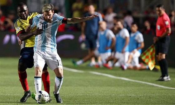 Argentinský kapitán Lionel Messi vyráí do útoné akce, fauluje ho Eder Balanta...