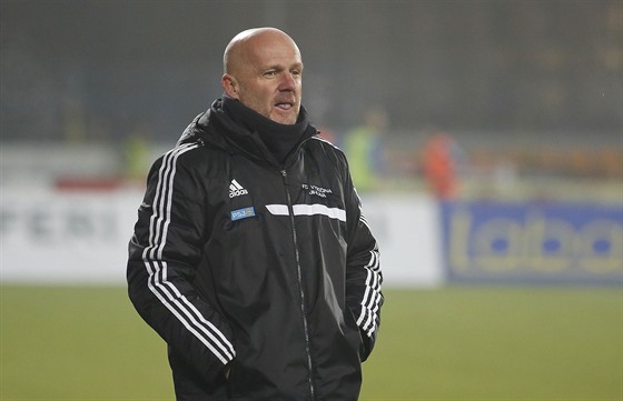 Trenér jihlavských fotbalist Michal Bílek sleduje utkání se Zlínem.