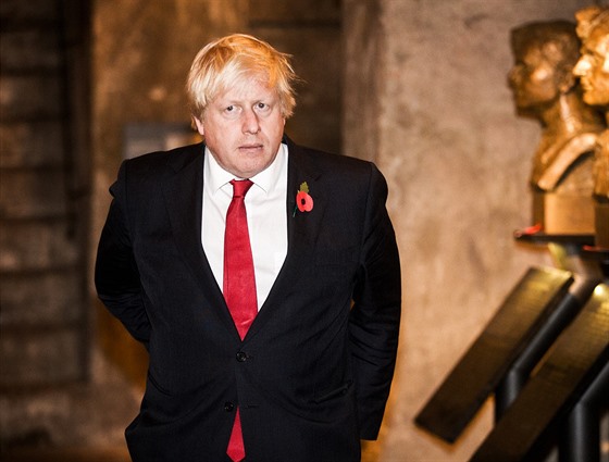 Britský ministr zahranií Boris Johnson navtívil Národní památník hrdin...