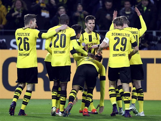 LUTÁ RADOST. Fotbalisté Borussie Dortmund oslavují gól proti Bayernu Mnichov.