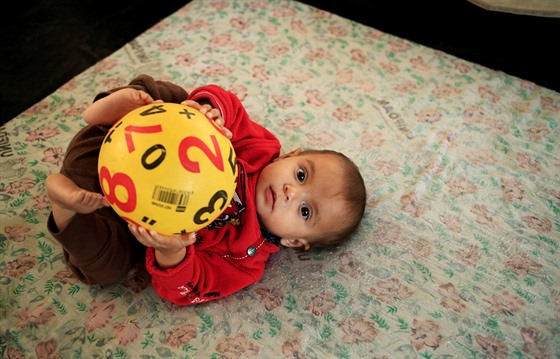 Ritád si hraje s míem v uprchlickém  táboe Debaga v Iráku (11. listopadu...