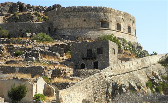 Ostrov - pevnost. Jene zatímco pvodn chránila Spinalonga své obyvatele ped...