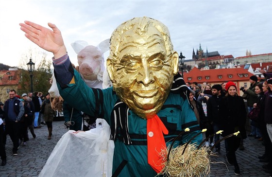 V rámci oslav 17. listopadu proel Prahou i satirický karnevalový prvod...
