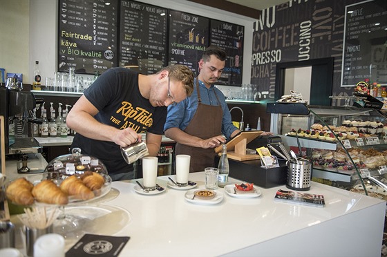 David ulc (vpravo), provozovatel kavárny a cukrárny Presto Coffee v...