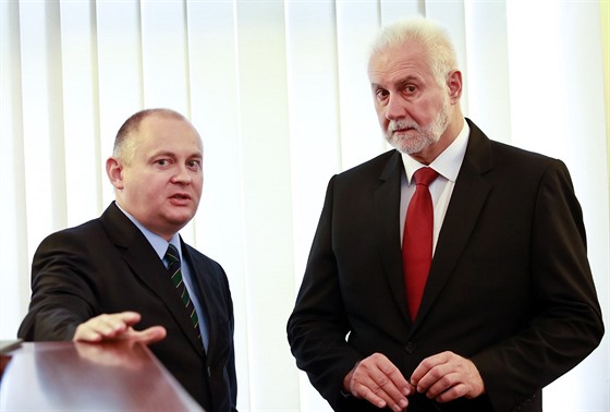 Hejtman Bohumil imek (vpravo) se svým pedchdcem Michalem Hakem. 