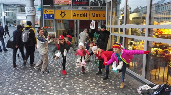 Krasobruslai z klubu KK Stadion Praha rozdávali deník Metro na Andlu.