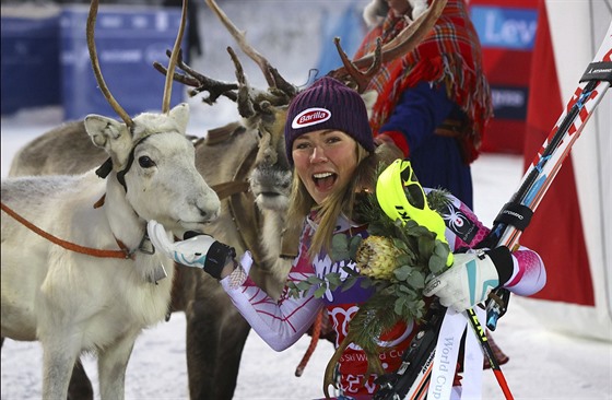 DREK PRO VTZKU. Mikaela Shiffrinov zskala za vhru v prvnm slalomu sezony...