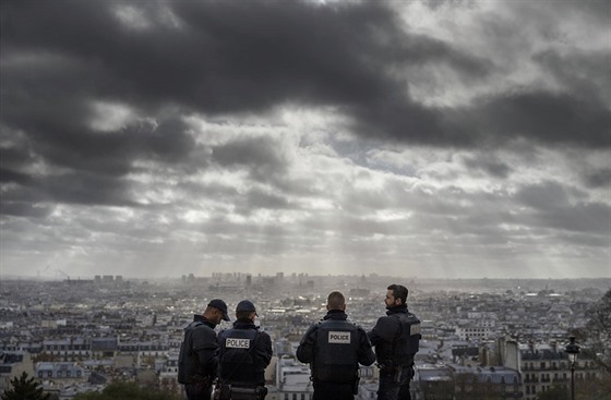 Francouztí policisté hlídkují nedaleko kostela Sacre Coeur, na vrcholu kopce Montmartre s výhledem na Paí.