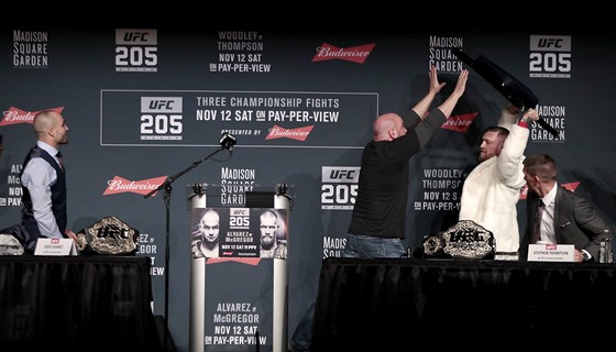 Irský fighter Conor McGregor se na tiskové konferenci ped turnajem UFC 205...