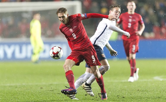 Reprezentaní záloník Boek Dokal v zápase proti Norsku