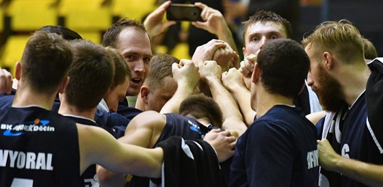 Díntí basketbalisté se radují z výhry nad Ústím nad Labem.